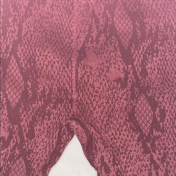 High-Waisted Seamless Snakeskin 7/8 - Picture 15 of 15